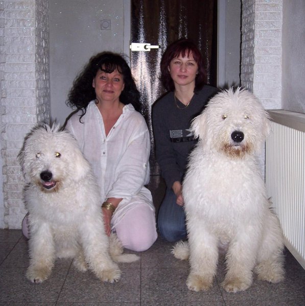 nalevo Cosima, napravo Carmella - dcery Carmen Koroščenko a Baliházi Cselló